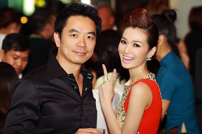 Người mẫu Khánh My với anh chàng đào hoa Benny Ng - bạn trai Mai Phương Thúy trò chuyện thân mật với nhau khá lâu trong một sự kiện tối 12/6.